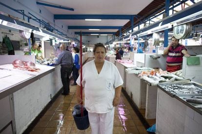 La limpiadora Purificación Pomares, de 62 años, posa en el mercado de La Línea de la Concepción.