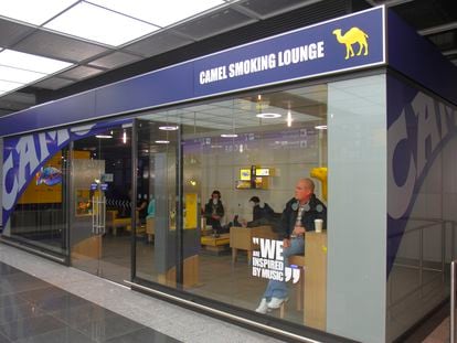 Sala de fumadores en un aeropuerto alemán.
