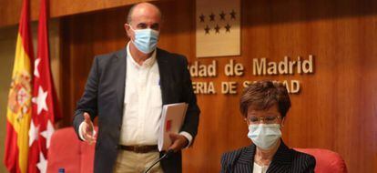 El viceconsejero de Salud Pública y Plan COVID-19 de la Comunidad de Madrid, Antonio Zapatero y la directora general de Salud Pública, Elena Andradas