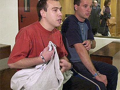 Asier Carrera y Luis Mariñelarena en una imagen del 13 de junio al comenzar su juicio por el asesinato de Buesa.