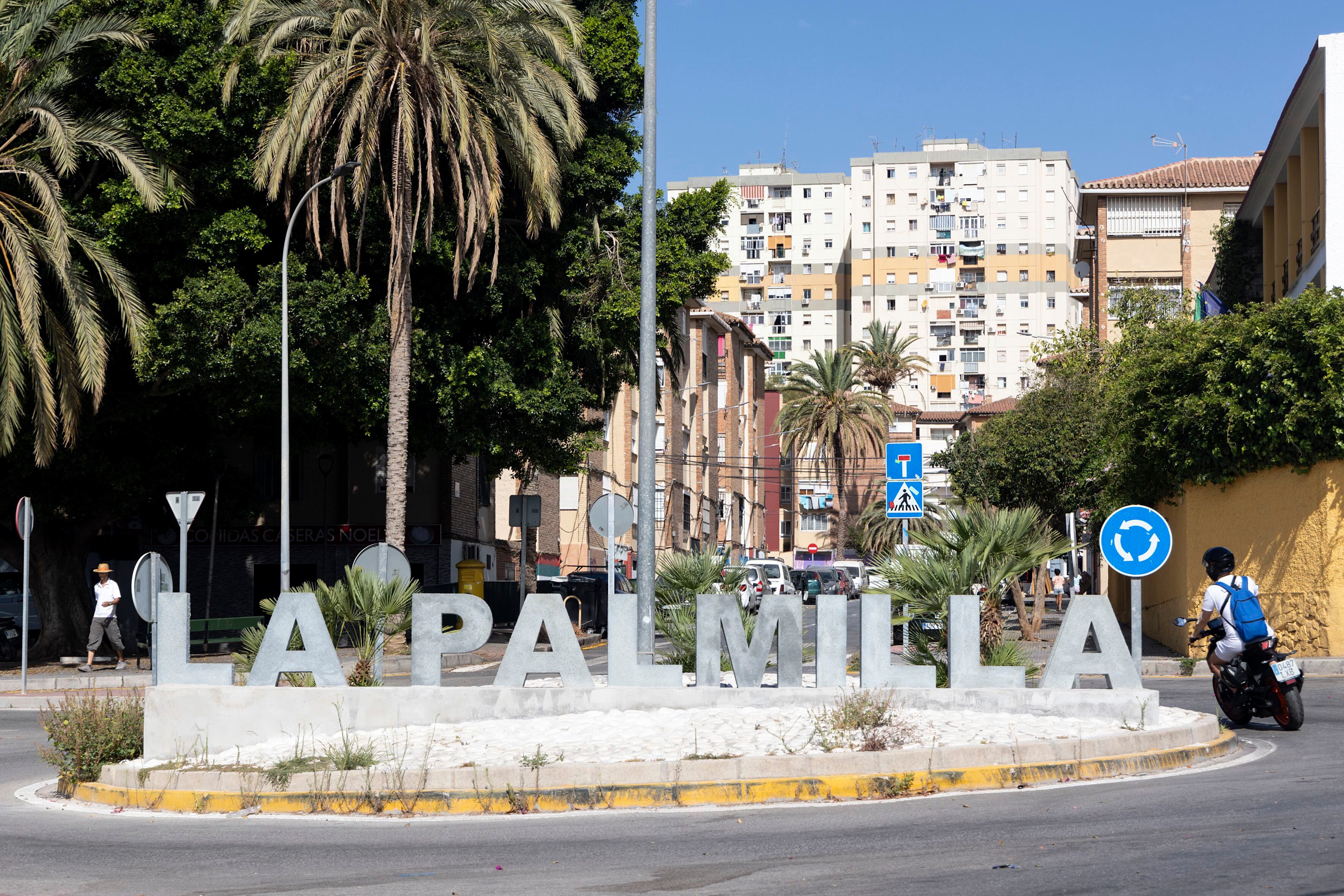 Glorieta con el nombre del barrio de La Palmilla, en Málaga. 