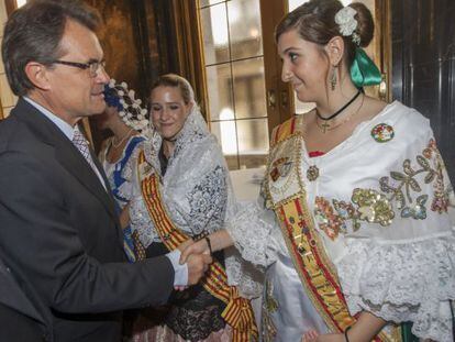 Artur Mas saluda a una de las representantes de las casas regionales en la fiesta de La Mercè.