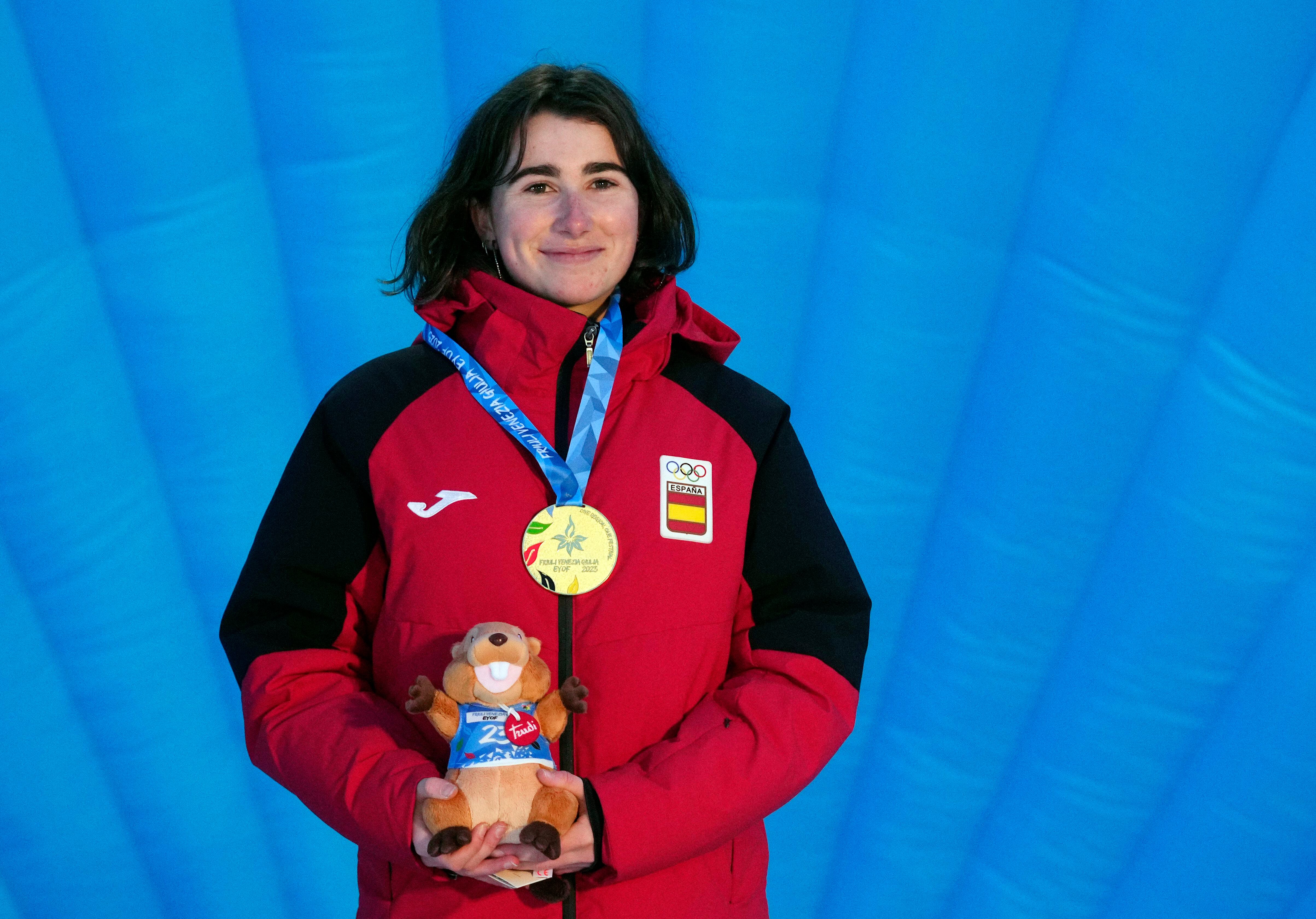 Laia Sellés, con uno de los tres oros que consiguió en los FOJE.