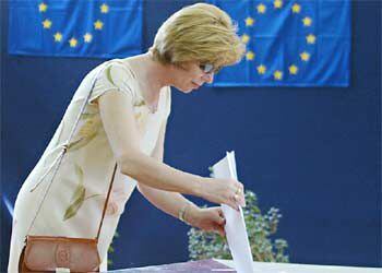 Una mujer deposita su voto en un colegio electoral de Varsovia, durante las europeas del domingo pasado.