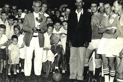 Imagen de una los primeros trofeos del club de fútbol. CORTESÍA