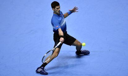 Djokovic devuelve la pelota en el duelo contra Nishikori.