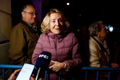 La expresidenta de la Comunidad de Madrid Esperanza Aguirre se suma a cientos de ciudadanos, convocados a través de las redes sociales, a la protesta contra la ley de amnistía y el Gobierno de Pedro Sánchez, hoy sábado cerca de la sede del PSOE de la calle Ferraz, en Madrid. EFE/Rodrigo Jiménez
