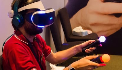 Un jugador con un casco de realidad virtual en Gamelab Barcelona.