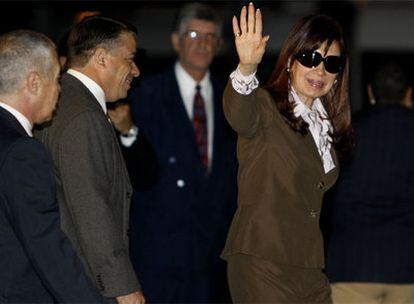 La presidenta argentina, a su llegada al aeropuerto de La Habana