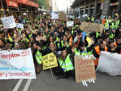 Manifestaci&oacute;n de trabajadores en 2012 tras el cierre de la aerol&iacute;nea