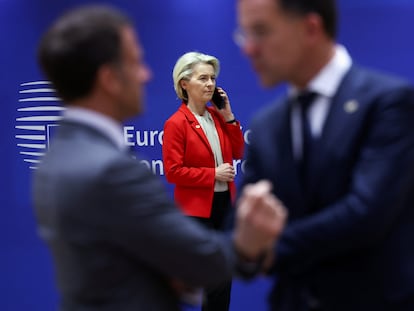 El presidente de Francia, Emmanuel Macron, el primer ministro de los Países Bajos, Mark Rutte, y la presidenta de la Comisión Europea, Ursula von der Leyen, durante una cumbre informal de líderes de la Unión Europea en Bruselas, este miércoles.