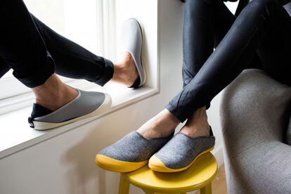<b>Pantuflas 'outdoor'.</b> Gracias a una suela de goma flexible que se pone y se quita fácilmente, ya puedes salir a pasear en pantuflas, pero con mucho estilo.