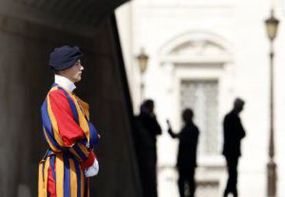 Un guardia suizo espera al Papa este miércoles.