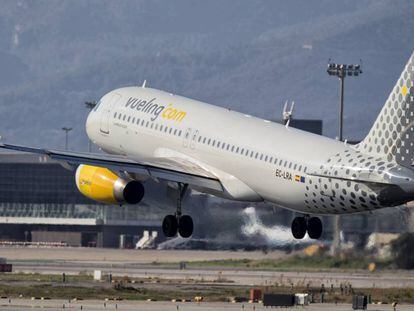 Avió de Vueling sortint de l'aeroport de Barcelona.