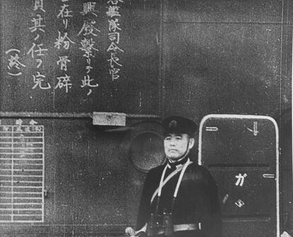 Un oficial del portaaviones japonés Shokaku observa el despegue de los aviones que atacaron Pearl Harbor (Hawái), el 7 de diciembre de 1941. La inscripción en Kanji a la izquierda es una orden de los comandantes para que los pilotos cumplan con su deber de destruir.