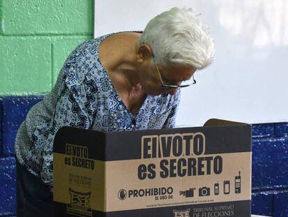 Una mujer vota en San José, Costa Rica.
