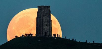La superluna de septiembre en Glastonbury Tor, Inglaterra.