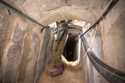 Un soldado en un supuesto túnel subterráneo hallado bajo el hospital de Al Shifa, durante una visita organizada y revisada por el ejército israelí.