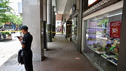 Un hombre cerca de los escombros tras un terremoto en Guayaquil (Ecuador), 18 de marzo de 2023.