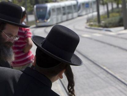 Un grupo de personas espera el tranv&iacute;a en Jerusal&eacute;n. 