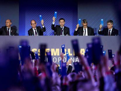 El presidente del FC Barcelona, Josep Maria Bartomeu (centro), durante la votaci&oacute;n la Asamblea de Compromisarios del FC Barcelona celebrada esta ma&ntilde;ana.