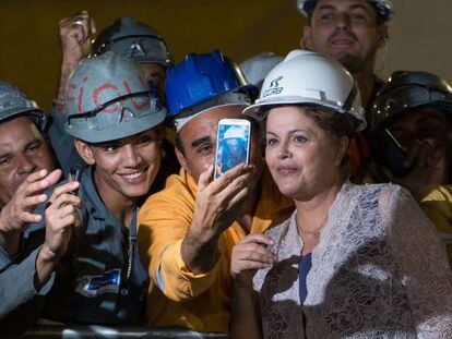 Rousseff posa con trabajadores del metro de Sao Paulo