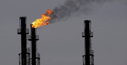 Chimeneas en una refinería de gas y petróleo.
