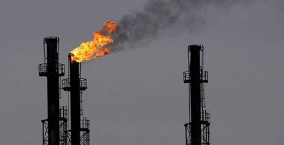 Chimeneas en una refiner&iacute;a de gas y petr&oacute;leo. 