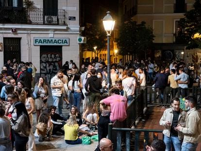 Botellón en Madrid durante la primera madrugada sin estado de alarma, el pasado 9 de mayo.