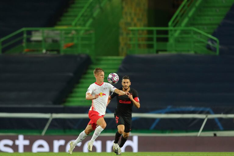 Dani Olmo controla el balón ante Koke.