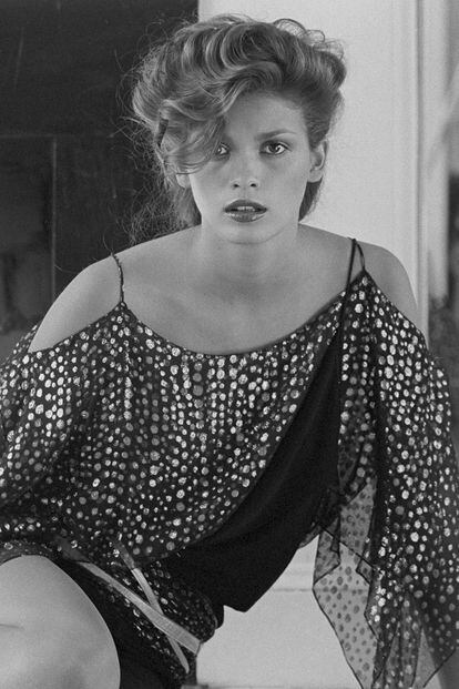 Gia Carangi, modelo (1960-1986)

Con solo 17 años protagonizó las portadas más importantes de la industria editorial de moda. Y solo nueve años después de alcanzar la cima, moría por culpa de su adicción a las drogas. Andrógina y explosiva a partes iguales, frecuentaba los clubs gays de Filadelfia y Nueva York, donde empezó a engancharse a la heroína. A pesar de que su madre intentó rescatarla (su relación era distante y nació en el seno de una familia desestructurada), Gia descendió a los infiernos tan rápido como alcanzó la fama. Tras su declive como modelo empezó a prostituirse para comprar droga y en 1984 le diagnosticaron VIH. Dos años después fallecía a los 26. En 1998 su historia se convirtió en una tv movie en la que Angelia Jolie interpretó a la malograda modelo.