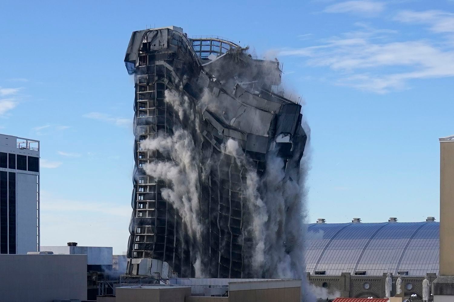 La derriba del Trump Plaza casino este miércoles.