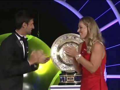 Novak Djokovic y Angelique Kerber bailan en la gala de cierre de Wimbledon.