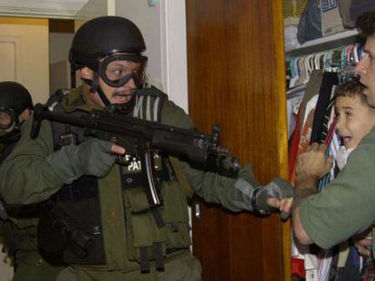 Agentes de migraci&oacute;n de EEUU se llevan a Eli&aacute;n de casa de sus t&iacute;os, en Miami, en abril de 2000.