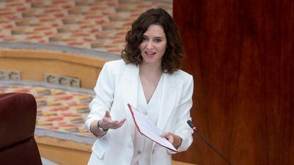 La presidenta de la Comunidad de Madrid, Isabel Díaz Ayuso, interviene durante un pleno en la Asamblea de Madrid.