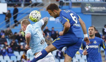 Guidetti y Cala pugnan por un balón.