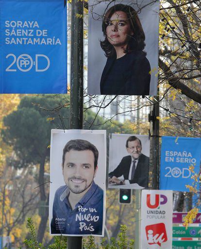 Carteles de las elecciones de diciembre de 2015 en las farolas del paseo de la Castellana de Madrid.