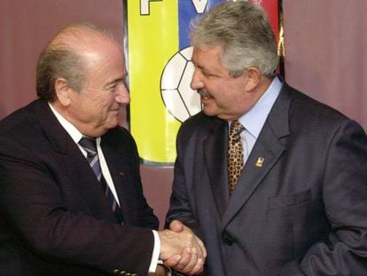 El expresidente de la FIFA Joseph Blatter y Rafael Esquivel, en Caracas.