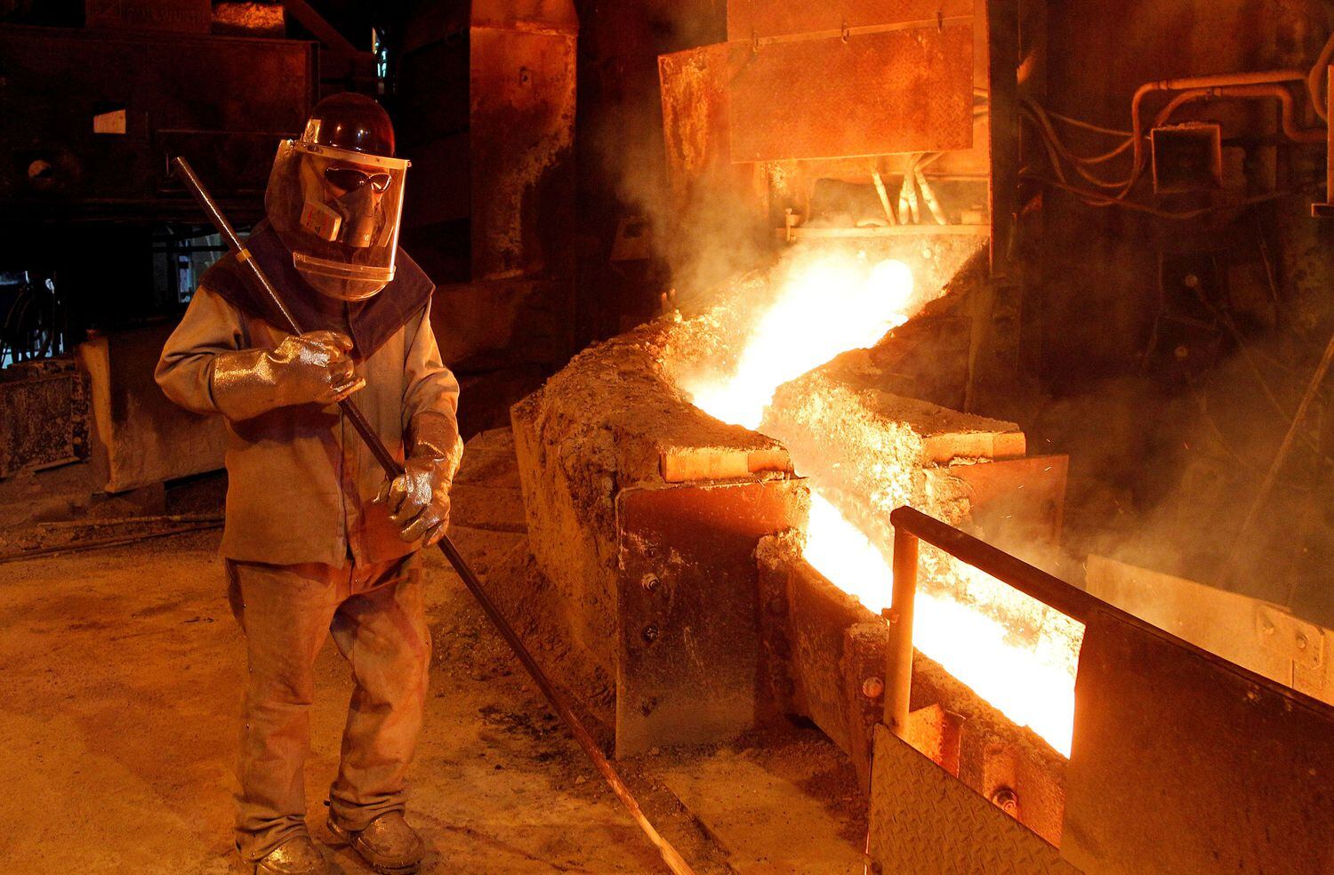 Un trabajador opera un horno de cobre en Codelco Ventanas, en la región de Valparaíso, Chile.