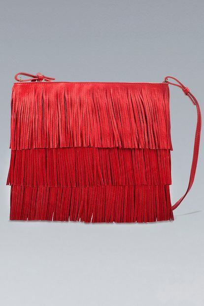 Este sobre rojo de Zara (59,95 euros) aportará el toque de color a tu look.