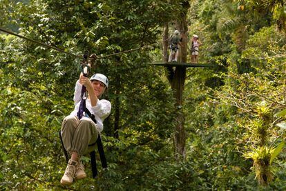 Costa Rica es el destino más visitado por los amantes de la tirolina y los 'tours' aéreos por los frondosos bosques del Parque Nacional del Volcán Arenal, con líneas que cuelgan hasta 200 metros sobre el suelo, lo explican.