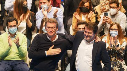 El candidato a la Presidencia del Partido Popular, Alberto Núñez Feijóo (a la izquierda), abraza al presidente en funciones de Castilla y León, Alfonso Fernández Mañueco, en un acto de partido en Valladolid.
