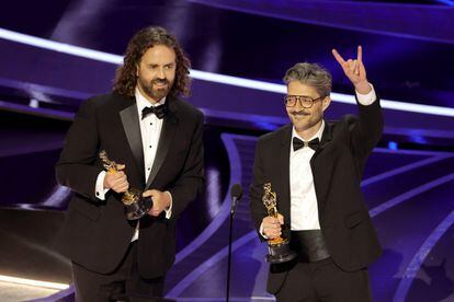 Los españoles Leo Sánchez (izquierda) y Alberto Mielgo (dererecha) se hacen con el Oscar a Mejor Cortometraje Animado por 'The Windshield Wiper'.