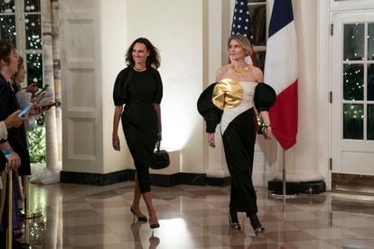 La diseñadora Gabriela Hearst, quien ha vestido en numerosas ocasiones a la primera dama estadounidense, como en el día inaugural del mandato de Biden, llegó a la cena acompañada de Stephanie Lasnier de Lavalette. 