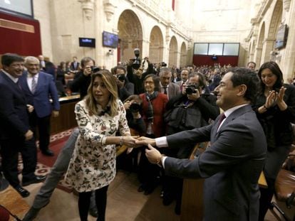 El presidente de la Junta de Andalucía, Juan Manuel Moreno, saluda el año pasado a su predecesora, Susana Díaz.