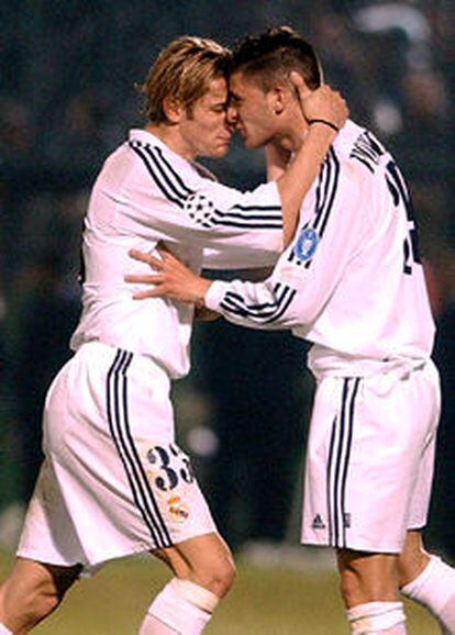 Rubén felicita a Portillo tras su gol.