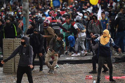Manifestantes chocan con la policía en Bogotá en un día nacional de protestas contra la reforma tributaria del gobierno de Iván Duque.