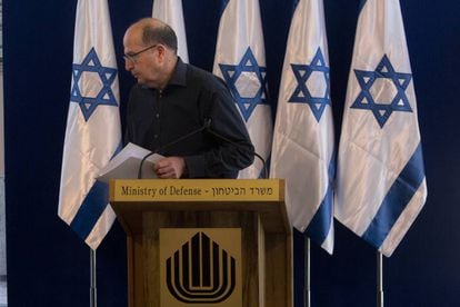Moshe Yaalon en una rueda de prensa en Tel Aviv este viernes.