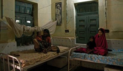 Mujeres en un centro de rehabilitación nutricional en el distrito de Shivpuri, Madhya Pradesh.