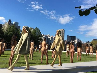 Modelos durante el desfile Yeezy Season 4, de Kanye West, ayer en la isla de Roosevelt, en Nueva York.